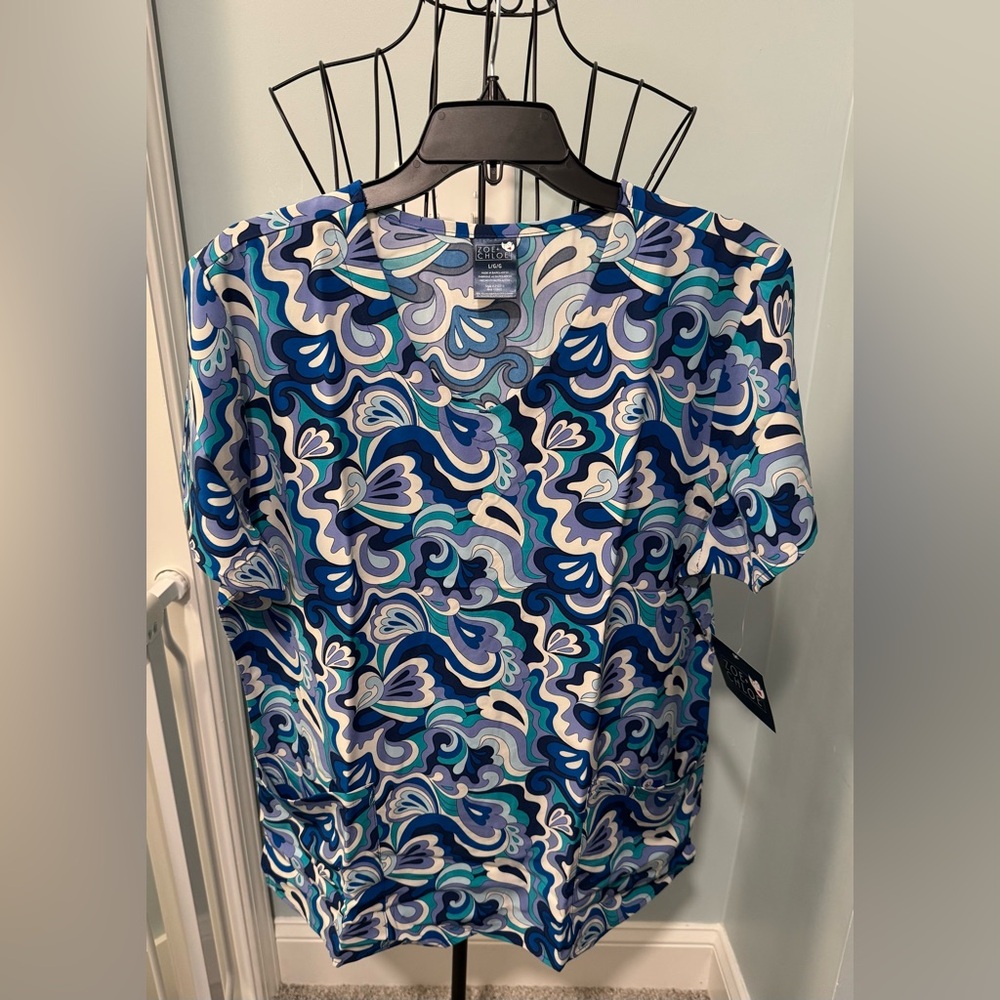 Zoe+Chloe Blue Performance V-Neck Print Scrub Top Wavy Paisley Large L women’s